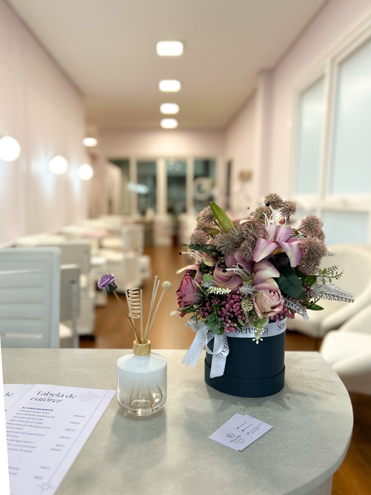 Flor de Três Esmalteria, boiseries e arandelas
